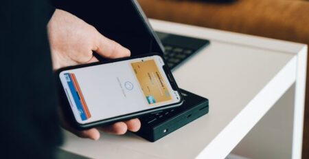 Πως να διαμορφώσετε το ApplePay και να προσθέσετε μια χρεωστική ή πιστωτική κάρτα